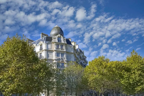 stock image Paris, beautiful Haussmann facades in a luxury area of the capital, avenue de Breteuil