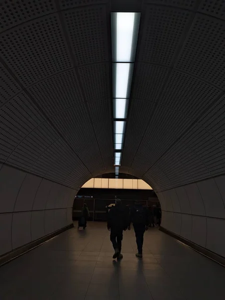 ロンドンの地下駅でシルエットの人々の閉鎖 — ストック写真