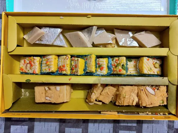 Μια Κορυφαία Άποψη Ενός Κουτιού Νόστιμα Ινδικά Γλυκά — Φωτογραφία Αρχείου