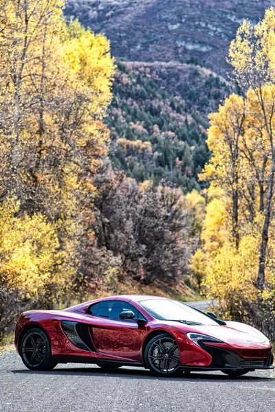 紅葉の森の中の赤いマクラーレン650Sエキゾチックな車 — ストック写真