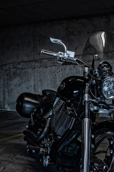 一辆优雅的黑色胜利摩托车停在车库里垂直行驶 — 图库照片