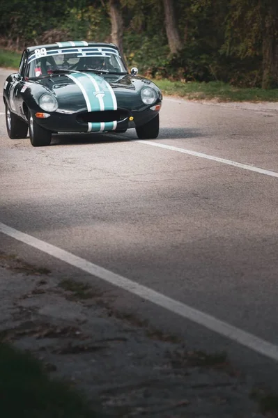ペサロでのイタリア選手権の上り坂のスピードレース中に設定された黒い車 — ストック写真