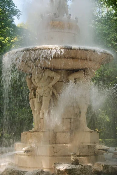 Вертикальный Снимок Скульптурных Статуй Несущих Фонтанную Воду Саду Аранхуэсе Испания — стоковое фото