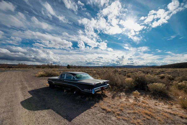 Une Vieille Oldsmobile Voiture Dans Désert Ensoleillé Nevada Avec Ciel — Photo