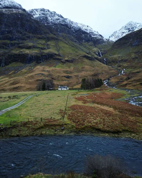 Eine Schöne Landschaft Eines Hauses Den Bergen Über Einem Fluss — Stockfoto
