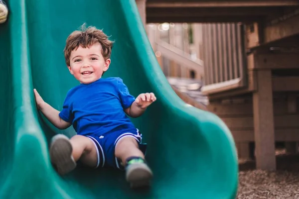 Egy Kaukázusi Fiú Boldog Miközben Csúszik Játszótéren — Stock Fotó