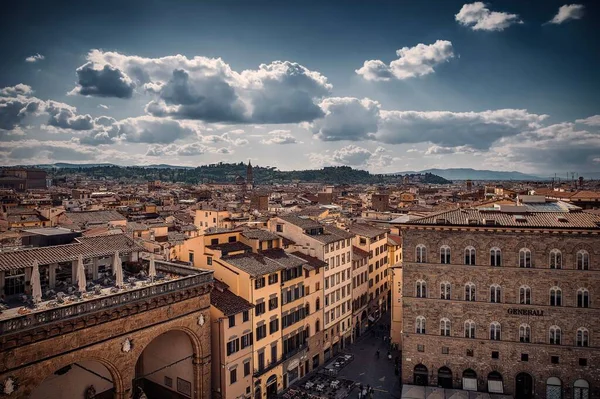 フィレンツェの建物に囲まれた街並みの空中風景 — ストック写真