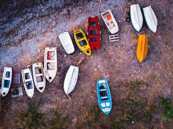 ビーチに置かれたカラフルなボートのトップビュー — ストック写真