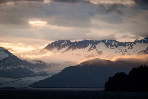 Karlı Dağların Büyüleyici Manzarası Kasvetli Bir Gökyüzünün Altında — Stok fotoğraf