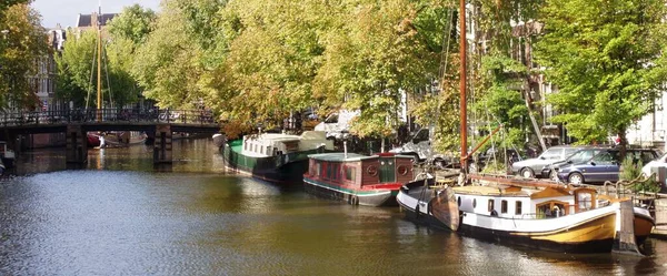 Eine Luftaufnahme Von Booten Auf Dem Fluss Amsterdam — Stockfoto