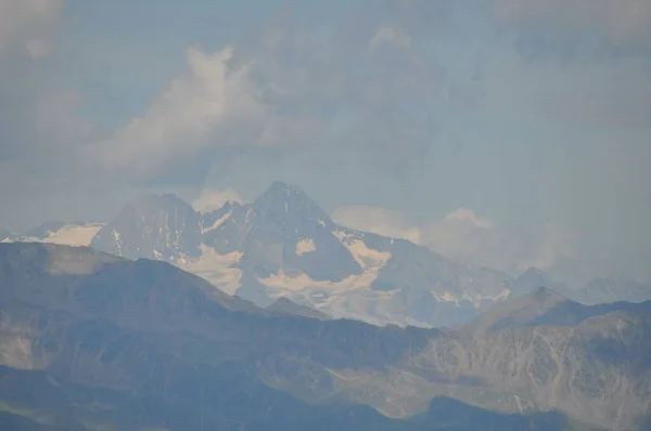 Grandi Montagne Delle Alpi Italia Coperte Neve Sotto Cielo Nuvoloso — Foto Stock