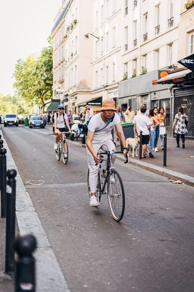 Plan Vertical Hommes Faisant Vélo Dans Rue Séville Espagne — Photo