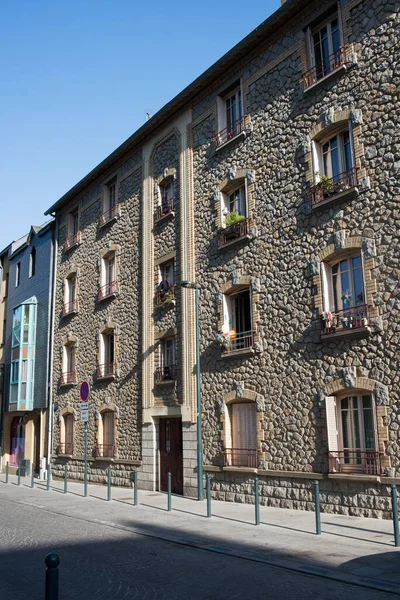 Velká Obytná Budova Starými Kamennými Zdmi Proti Bezmračné Obloze Rennes — Stock fotografie