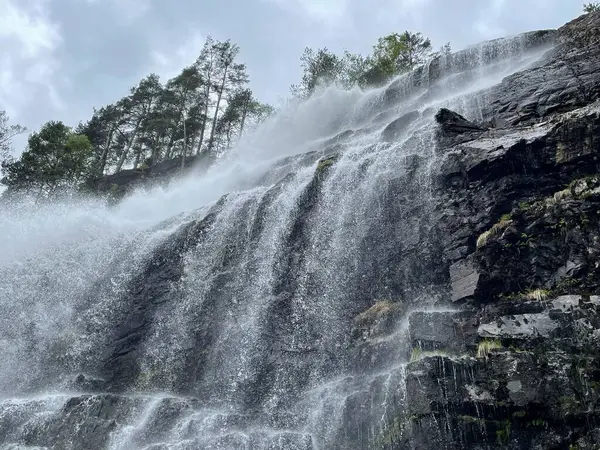 Een Prachtig Shot Van Vloeiende Spetterende Svandalsfossen Waterval Sauda Noorwegen — Stockfoto