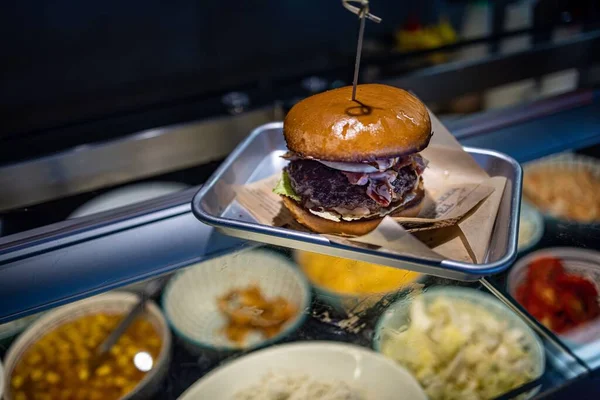 Bir Kafede Hamburgerin Yakın Plan Çekimi — Stok fotoğraf