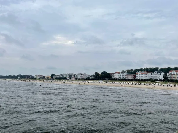 Ein Meer Mit Schönen Weißen Gebäuden Einem Ufer Hintergrund — Stockfoto