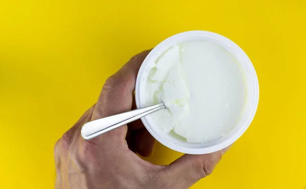 Přirozený Jogurt Plastovém Kelímku Žlutém Pozadí — Stock fotografie