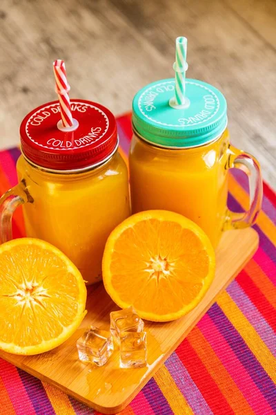 Das Einmachglas Mit Orangenlimonade Auf Dem Tisch Nahaufnahme — Stockfoto