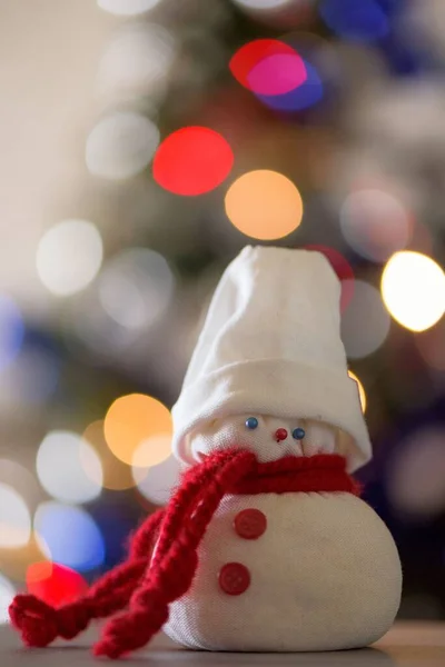 Вертикальный Кадр Мягкой Игрушки Снеговика Фоне Боке Огней — стоковое фото