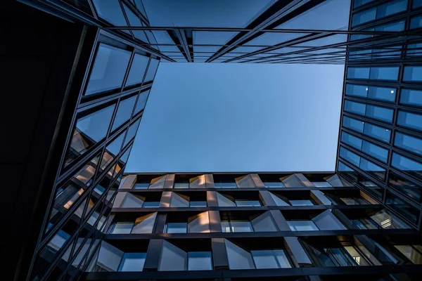 Uno Scatto Orizzontale Basso Angolo Moderno Edificio Vetroso Zurigo Svizzera — Foto Stock