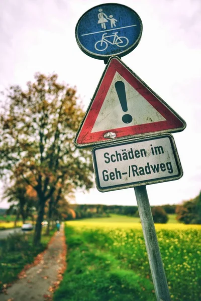 人行道上的街道标志由行人和骑自行车的人共享 上面有德语文字和垂直镜头 — 图库照片