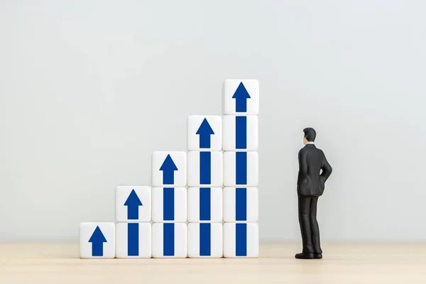 Figura Hombre Negocios Mirando Bloques Crecimiento Con Flechas Azules Crecimiento — Foto de Stock