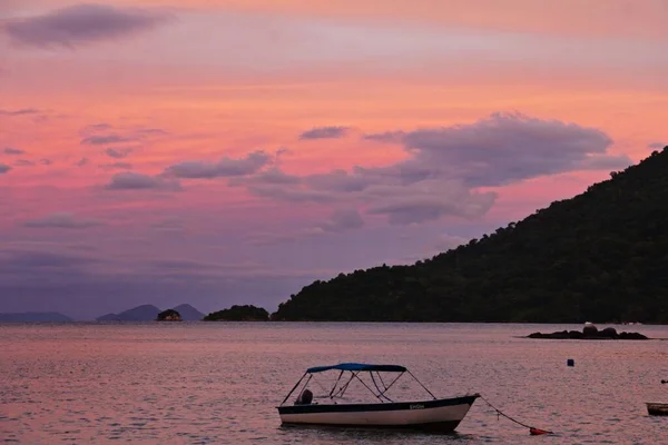 Liten Båt Havsytan Vid Solnedgången Ilha Grande Brasilien — Stockfoto
