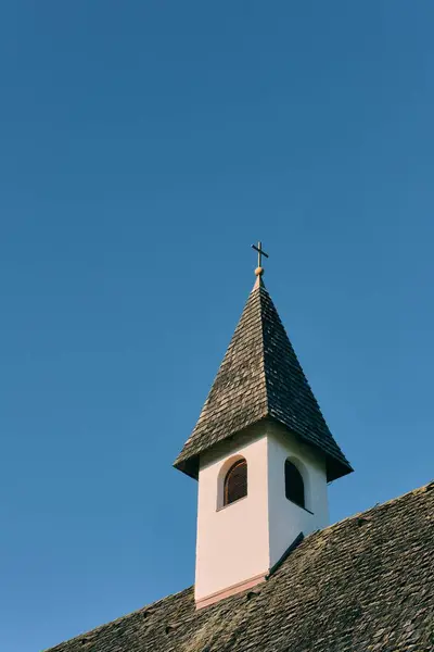Ein Schöner Blick Auf Ein Kirchendach Mit Kreuz Vor Blauem — Stockfoto