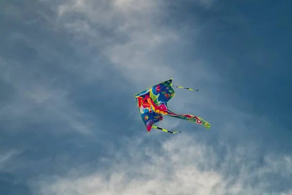 昼間に空を飛ぶ凧のクローズアップ — ストック写真