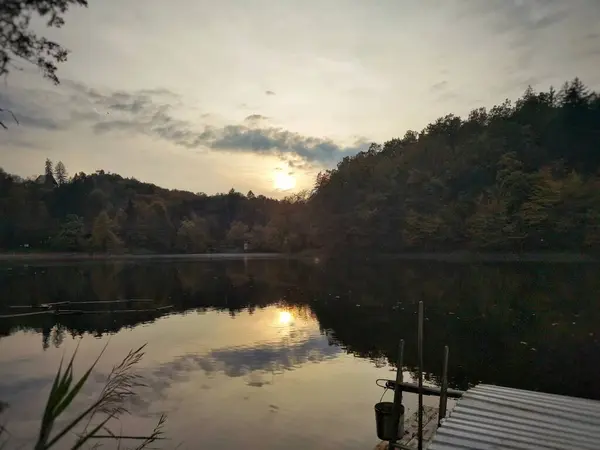 Μια Όμορφη Θέα Μιας Λίμνης Που Περιβάλλεται Από Φθινοπωρινά Δέντρα — Φωτογραφία Αρχείου