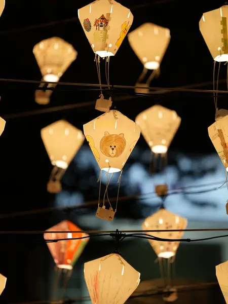 夜間に灯される装飾熱気球灯の垂直ショット — ストック写真