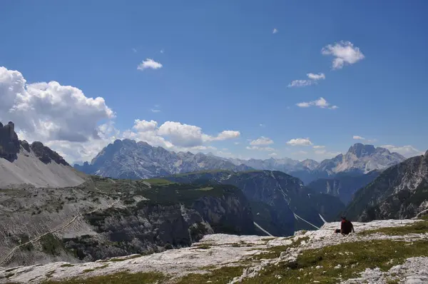 Wielkie Skaliste Góry Alp Włoszech Słoneczny Dzień Pod Błękitnym Niebem — Zdjęcie stockowe