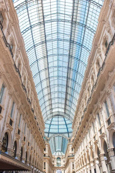 Красивый Вид Арочную Стеклянную Крышу Интригующие Колонны Торговом Центре Милане — стоковое фото