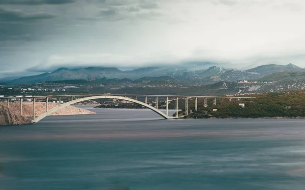 Arco Krk Ponte Croácia Sobre Mar Adriático Capturado Contra Montanhas — Fotografia de Stock