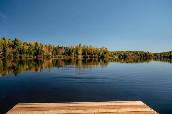 Док Осенние Деревья Озере Фэрберн Провинции Квебек — стоковое фото