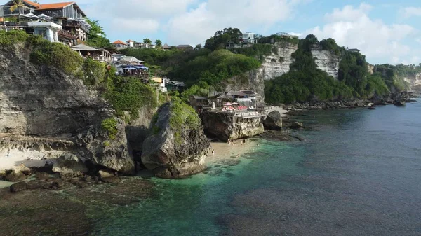 Endonezya, Bali 'deki Suluban Sahili' nin güneşli bir yaz gününde muhteşem bir hava manzarası.