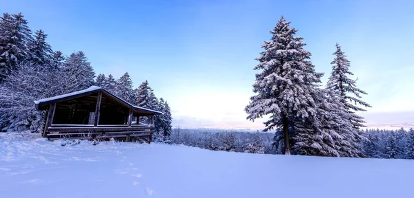 Malá Dřevěná Chatrč Uprostřed Lesa Pokrytého Sněhem — Stock fotografie