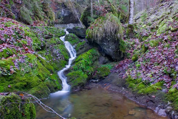 Eine Langzeitbelichtungsaufnahme Eines Wasserfalls Der Die Bemoosten Felsen Wald Hinunterfällt — Stockfoto