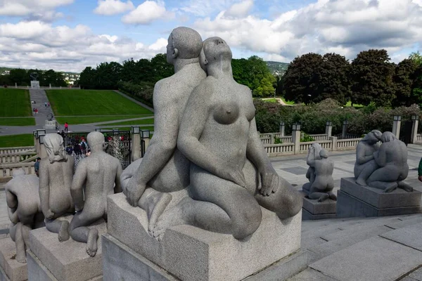 観光客 オスロと晴れた日のヴィーグランド公園の美しい彫刻 — ストック写真