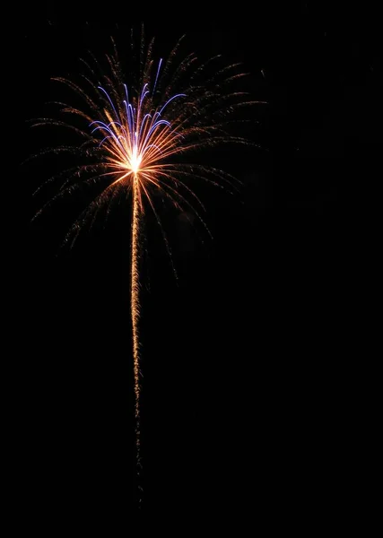 Eine Senkrechte Aufnahme Des Farbenfrohen Feuerwerks Das Hell Dunkelschwarzen Nachthimmel — Stockfoto