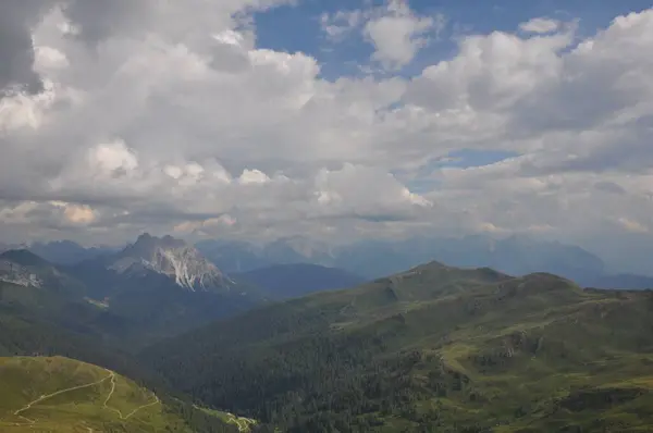 Hermoso Paisaje Grandes Montañas Los Alpes Italia Bajo Cielo Nublado — Foto de Stock