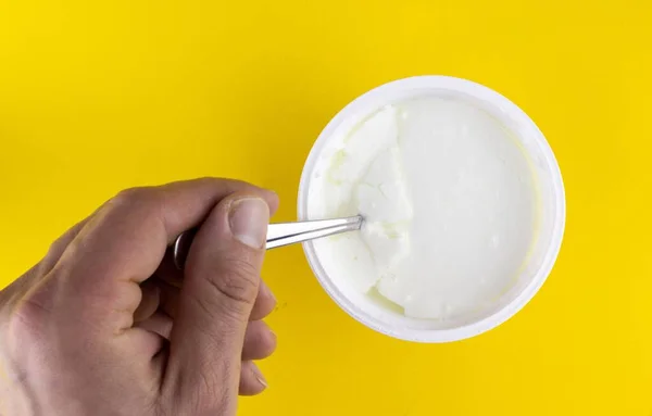 Een Natuurlijke Yoghurt Plastic Beker Gele Achtergrond — Stockfoto