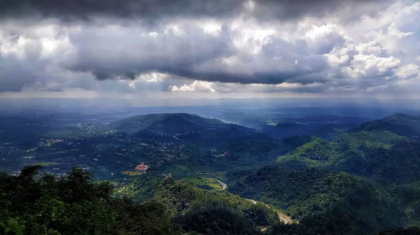 Una Hermosa Vista Cielo Nublado Sobre Las Verdes Colinas — Foto de Stock