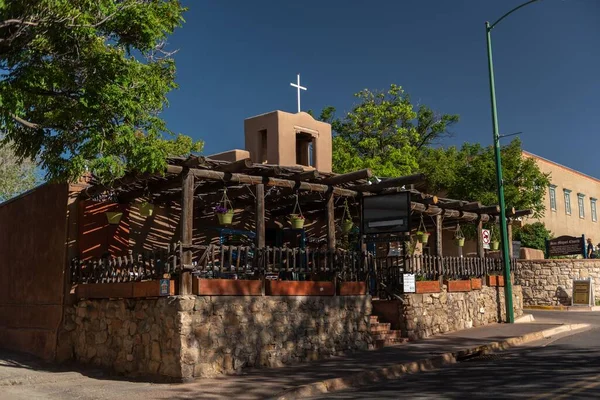 Pouliční Záběr Kaple San Miguel Křížem Střeše Budovy Nové Mexiko — Stock fotografie
