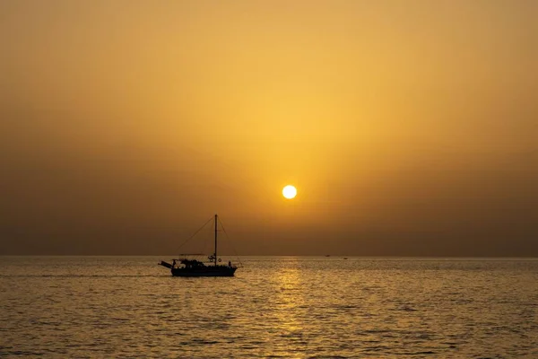 Ett Ensamt Skepp Havet Orange Solnedgång — Stockfoto