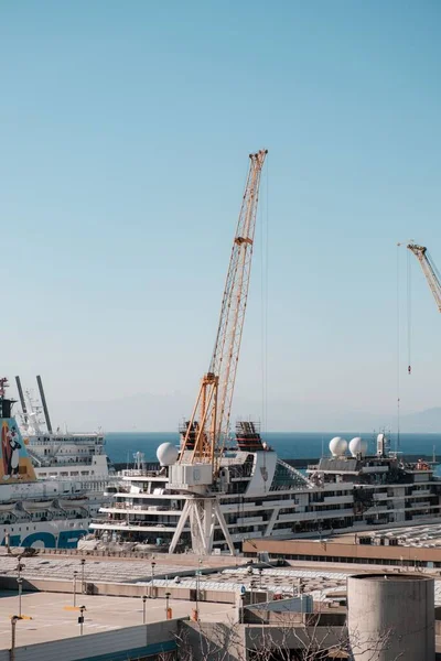 イタリアのジェノヴァの港の垂直ショット — ストック写真