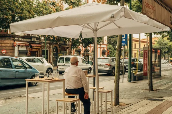 Gammal Man Sitter Stol Ett Café Sevilla Spanien — Stockfoto