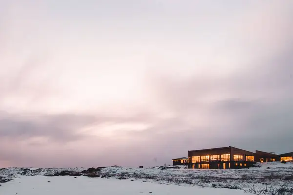 Золотий Захід Сонця Над Будинком Посеред Снігу — стокове фото