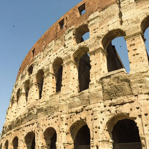 Koloseum Tle Jasnoniebieskiego Nieba — Zdjęcie stockowe