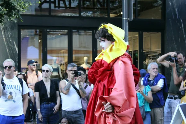Modelka Czerwonym Stroju Podczas Pokazu Publicznego Ulicy Granville Vancouver Kanada — Zdjęcie stockowe